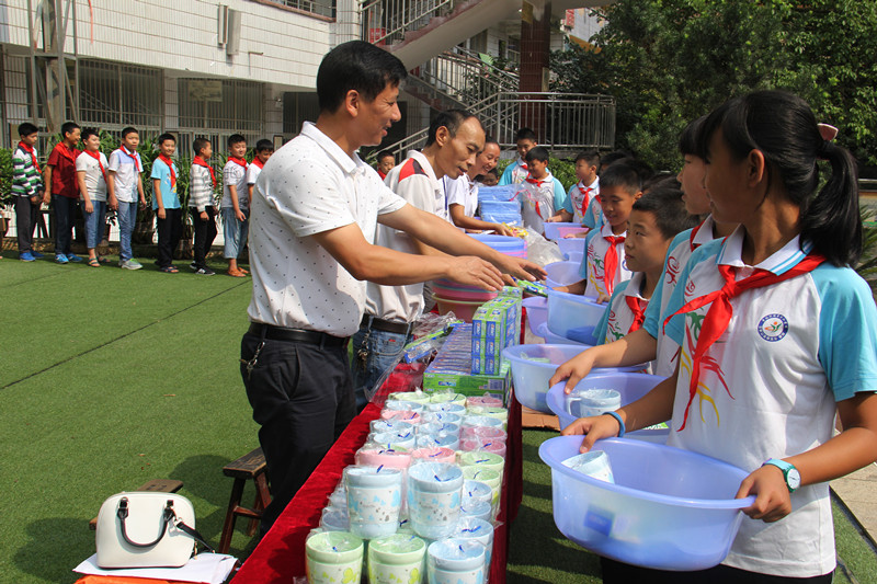 1476250082480376.jpg 图22江津:爱心物资发放 (2)_副本.jpg