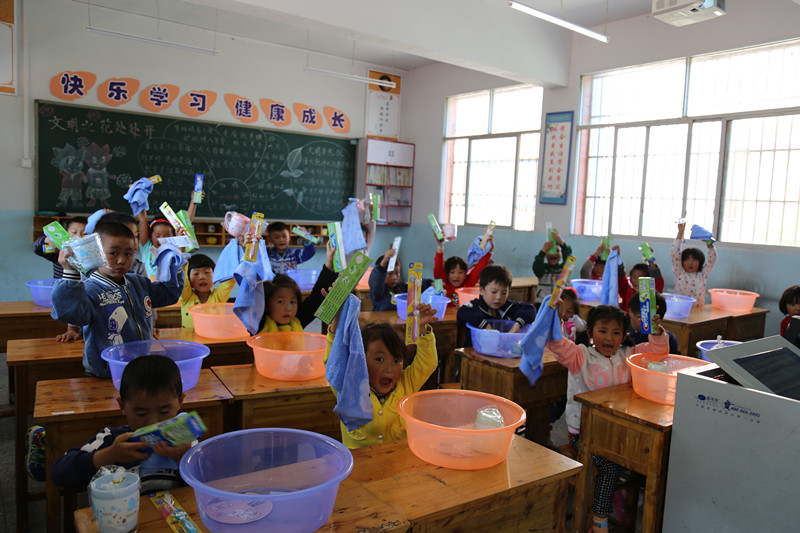 1476250262615094.jpg 图45一年级新生领到生活用品_副本.jpg