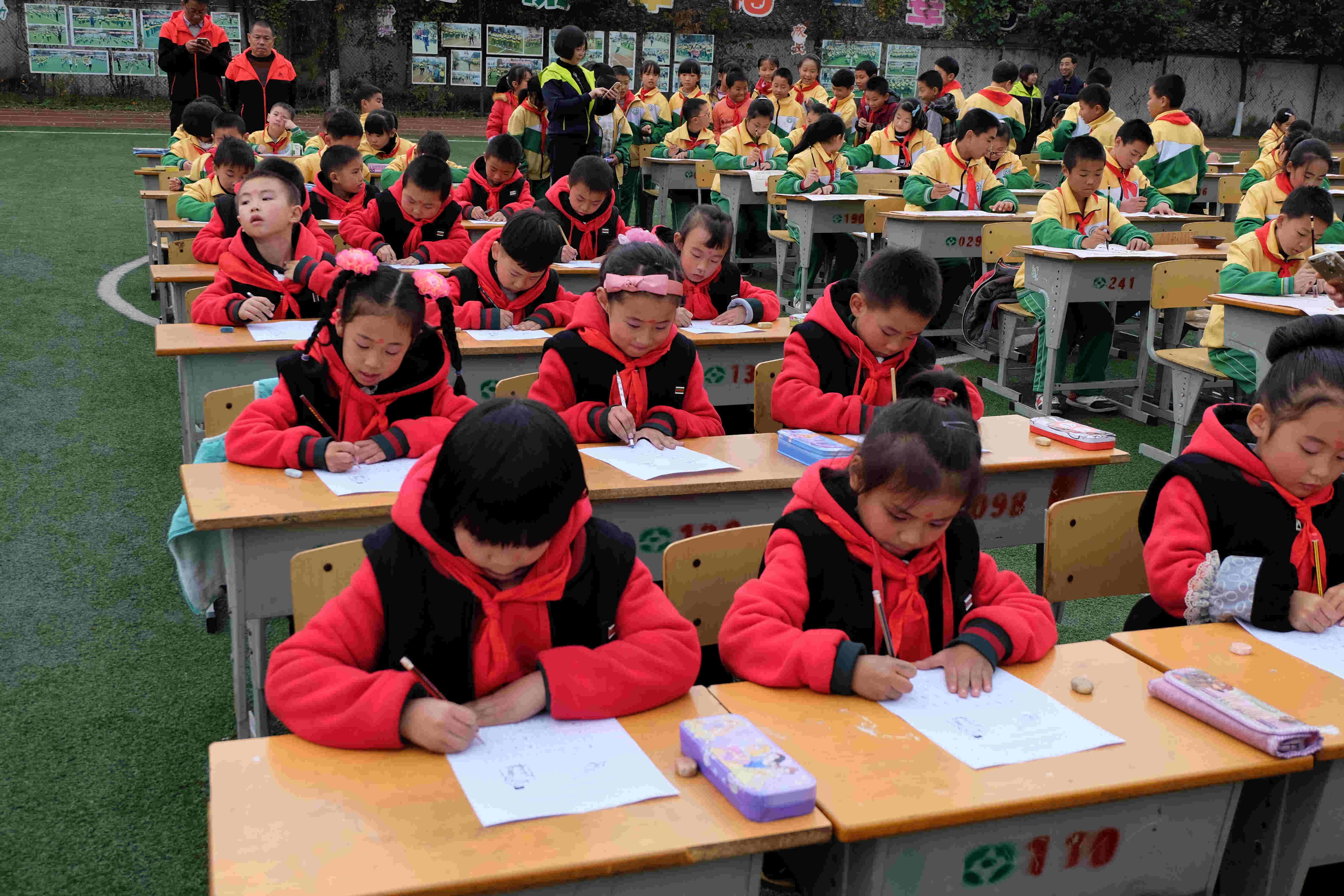 1486968453878462.jpg 一二年级的表演硬笔书法.jpg