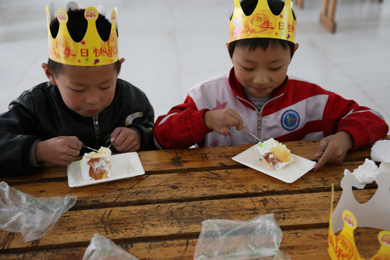 吃蛋糕2_副本.jpg